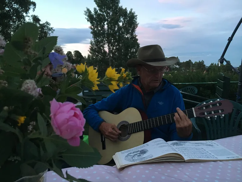 Kvelden ble avsluttet med gitar og allsang – en koselig og fin midtsommeraften.