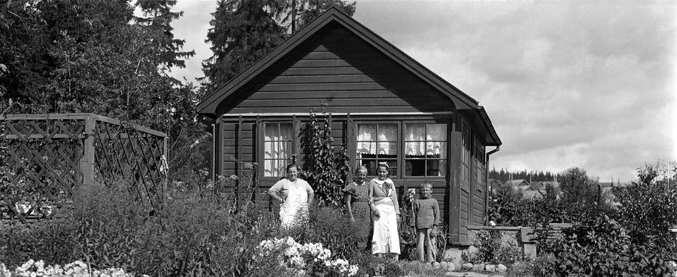 Familien Grønsund i Solvang kolonihage ca. 1935. FOTO: UKJENT PERSON / OSLO MUSEUM